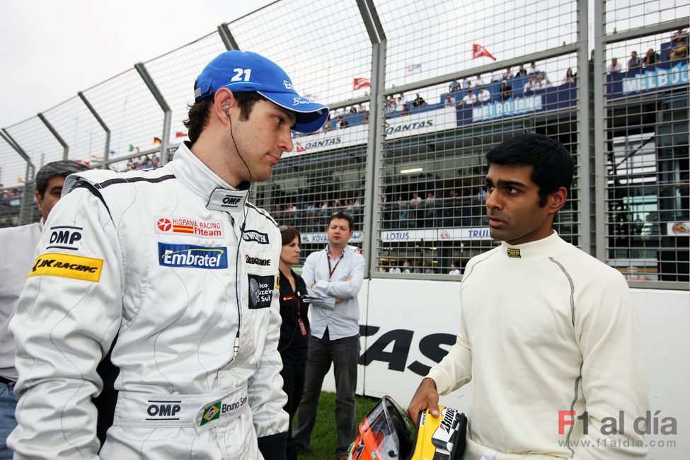 Bruno Senna y Karun Chandhok hablan en la parrilla de Australia 2010