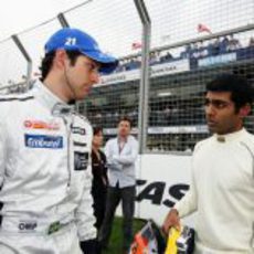 Bruno Senna y Karun Chandhok hablan en la parrilla de Australia 2010