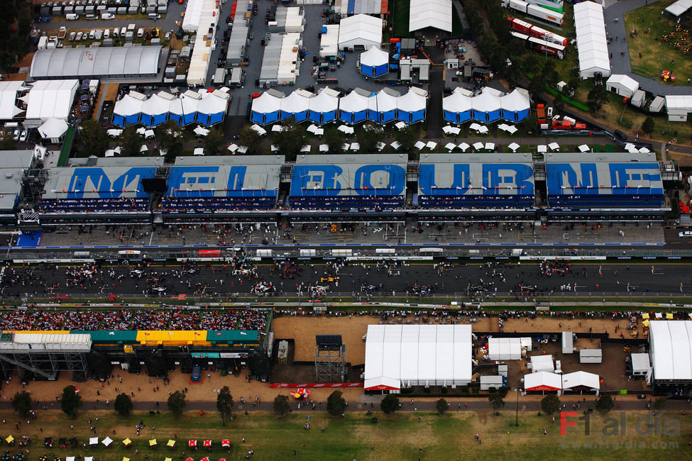 Los equipos preparan a los monoplazas en la parrilla de Melbourne