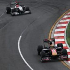 Alguersuari mantiene a Schumacher detrás
