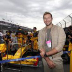 Ian Thorpe junto al equipo Renault