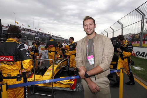 Ian Thorpe junto al equipo Renault