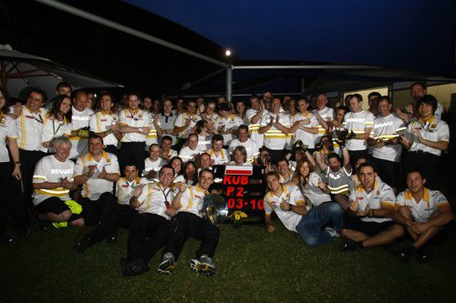 Kubica celebra el segundo puesto con todo su equipo