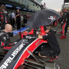 Los Virgin salen desde el 'pit-lane'