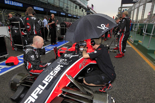 Los Virgin salen desde el 'pit-lane'