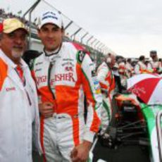 Vijay Mallya junto a Adrian Sutil en la parrilla del GP de Australia 2010