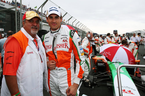 Vijay Mallya junto a Adrian Sutil en la parrilla del GP de Australia 2010