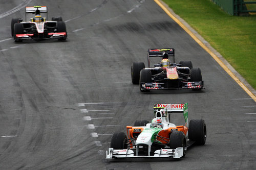 Liuzzi por delante de Alguersuari y Senna