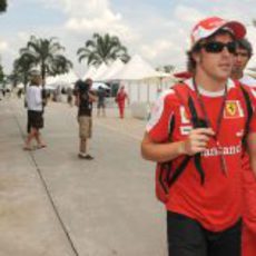 Fernando Alonso llega al circuito de Sepang