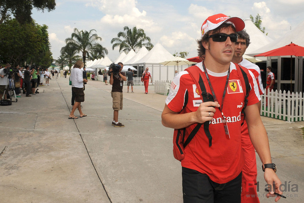 Fernando Alonso llega al circuito de Sepang