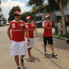 Los pilotos de Ferrari se pasean por Malasia