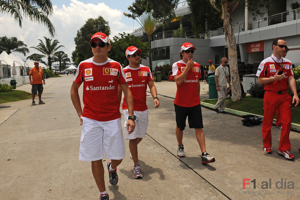Los pilotos de Ferrari se pasean por Malasia