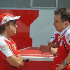 Alonso habla con uno de sus ingenieros
