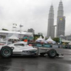 Schumacher bajo las Torres Petronas