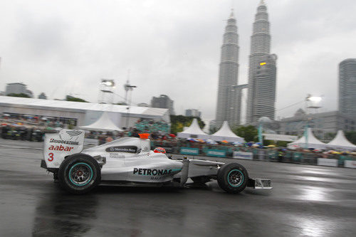Schumacher bajo las Torres Petronas