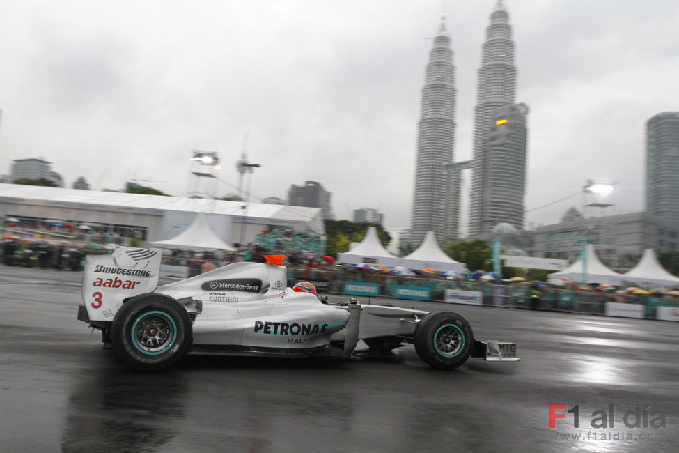 Schumacher bajo las Torres Petronas