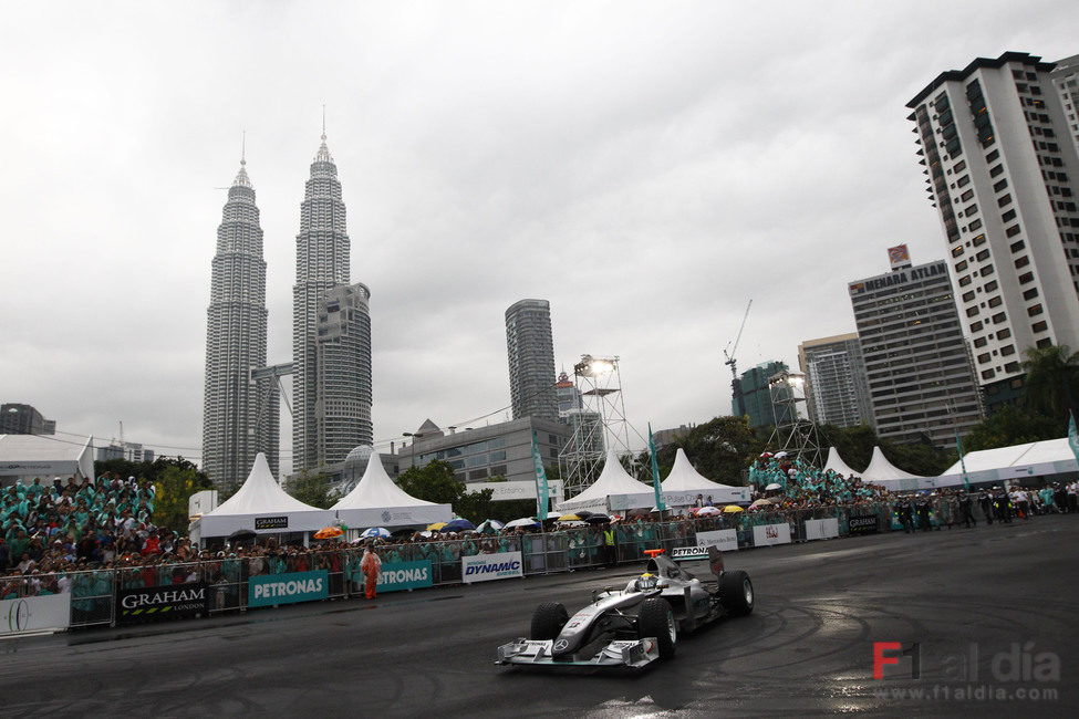 Nico Rosberg hace las delicias de los aficionados malayos