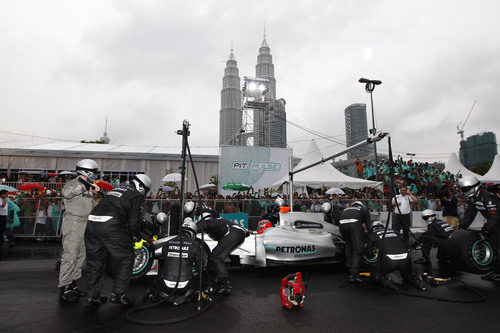 Cambio de neumáticos en el 'Petronas Pit Pulse'