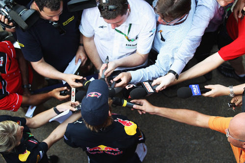 Sebastian Vettel rodeado por la prensa internacional
