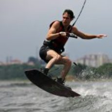 Senna practica 'kite surf'