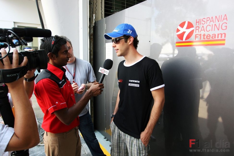 Bruno es entrevistado por la prensa local