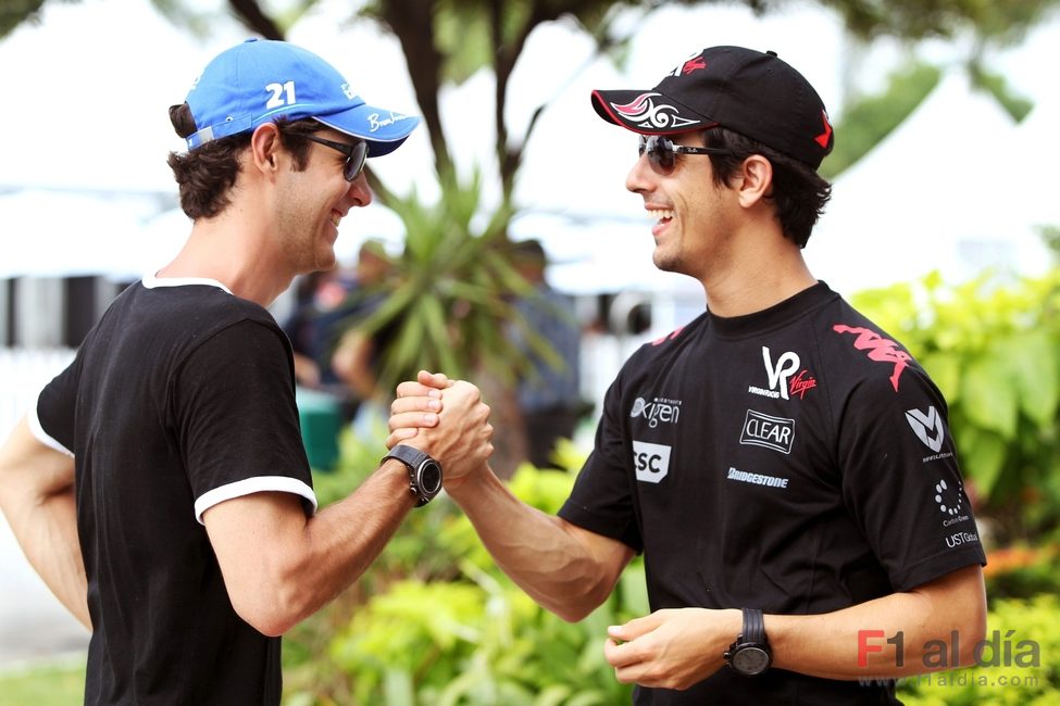 Senna y Di Grassi en el 'paddock' de Sepang