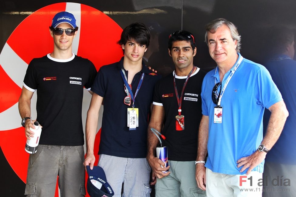 Bruno Senna, Carlos Sainz Jr., Karun Chandhok y Carlos Sainz en el box de Hispania