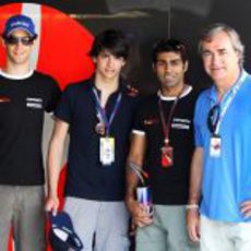 Bruno Senna, Carlos Sainz Jr., Karun Chandhok y Carlos Sainz en el box de Hispania