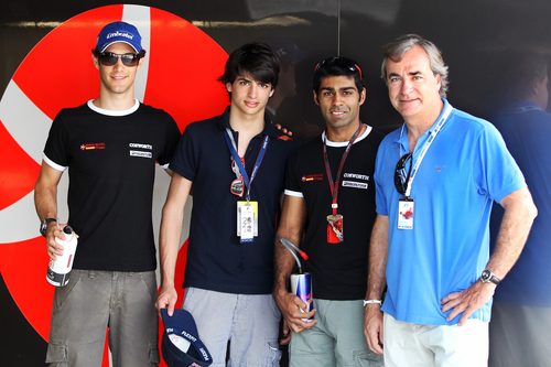 Bruno Senna, Carlos Sainz Jr., Karun Chandhok y Carlos Sainz en el box de Hispania