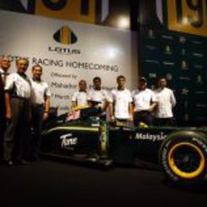 El equipo Lotus posa con su monoplaza en Malasia