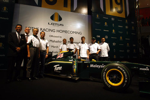 El equipo Lotus posa con su monoplaza en Malasia