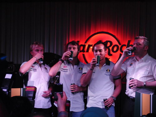 Heikki y Jarno prueban la nueva bebida de su equipo
