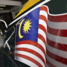 La bandera de Malasia sobre la cubierta motor del T127