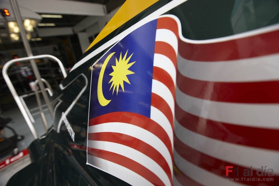 La bandera de Malasia sobre la cubierta motor del T127