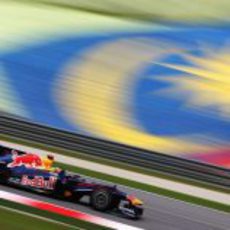 Vettel rueda por la pista del GP de Malasia 2010