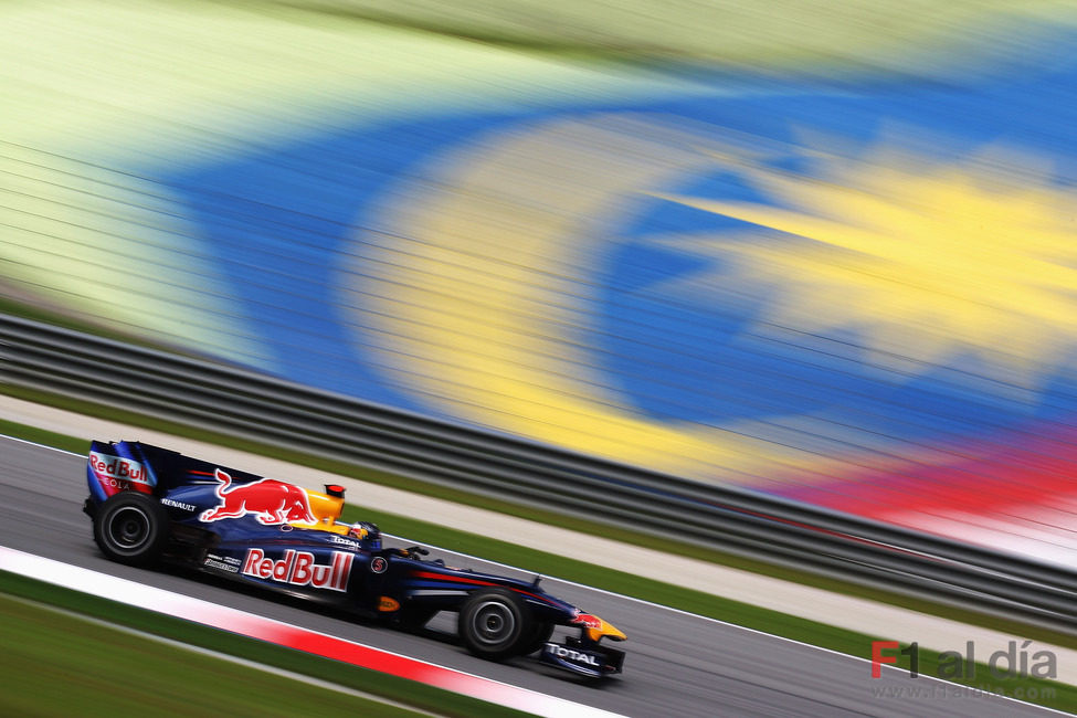 Vettel rueda por la pista del GP de Malasia 2010