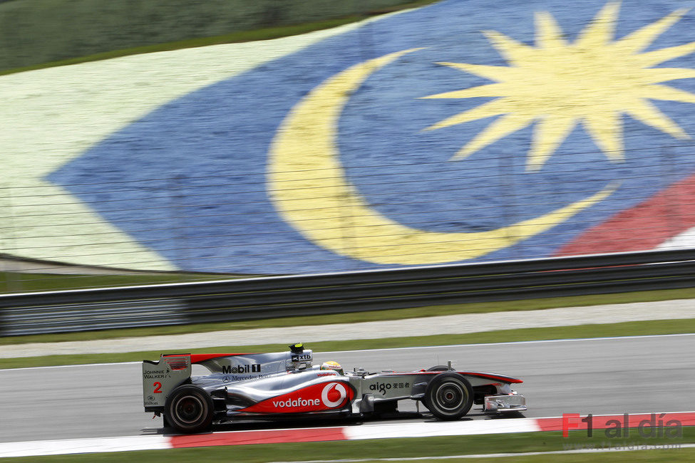 Hamilton ante la bandera de Malasia pintada en la pista