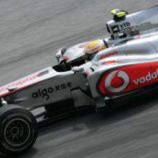 Hamilton lidera las dos primeras sesiones de entrenamientos libres del GP de Malasia 2010