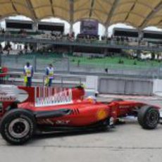 Fernando Alonso sale por primera vez a la pista de Sepang