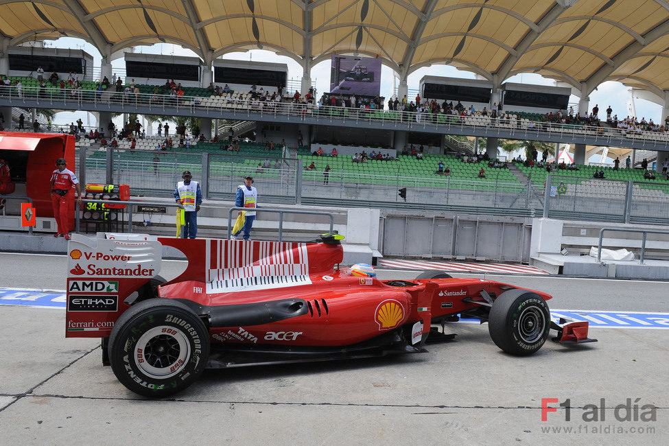 Fernando Alonso sale por primera vez a la pista de Sepang