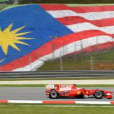 Alonso frente a la bandera de Malasia