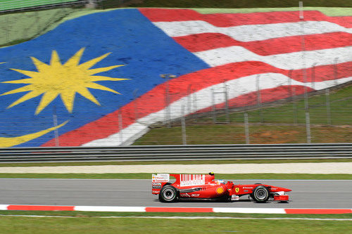 Alonso frente a la bandera de Malasia