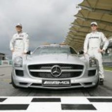 Schumacher y Rosberg junto al 'Safety Car'