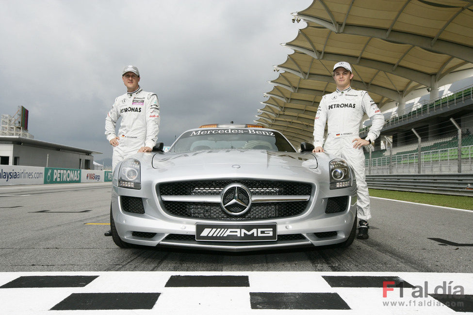 Schumacher y Rosberg junto al 'Safety Car'