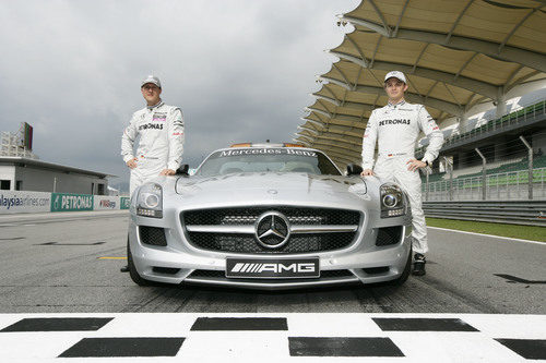 Schumacher y Rosberg junto al 'Safety Car'