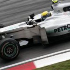 Nico Rosberg corre con el Mercedes en Malasia