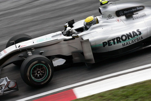Nico Rosberg corre con el Mercedes en Malasia
