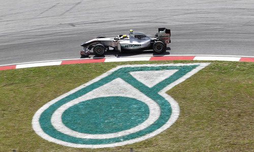 Mercedes corre en "casa" de Petronas