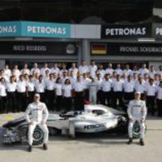 Foto de familia del equipo Mercedes GP Petronas