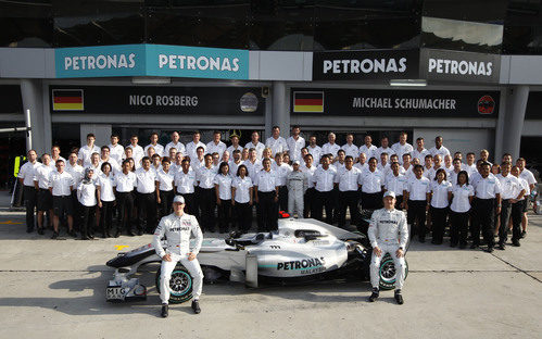 Foto de familia del equipo Mercedes GP Petronas